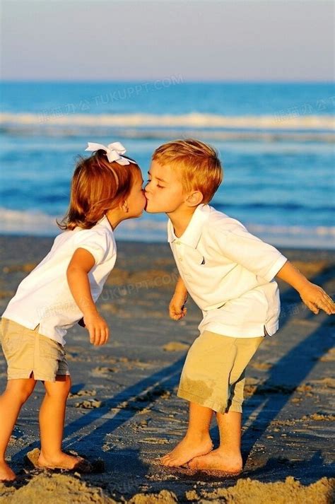 亲吻的海边男孩女孩海报背景PNG图片素材下载_女孩PNG_熊猫办公