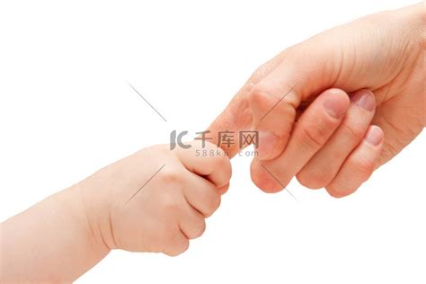宝宝的手抱着妈妈的手指高清摄影大图-千库网