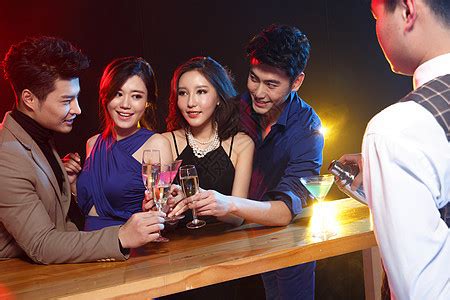 优雅水平构图自由青年男女在酒吧喝酒高清图片下载-正版图片501944672-摄图网