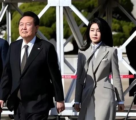 实拍：韩国新任总统夫妇祭拜国家公墓 更换服装后参加就职典礼！_凤凰网视频_凤凰网