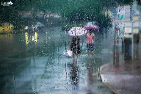 一个人雨中撑伞的背影,一个人站在雨里的图片,一个人雨中背影图片_大山谷图库