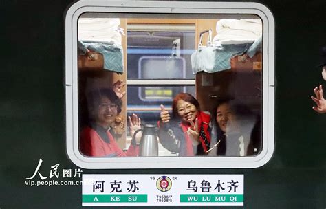 新疆乌鲁木齐：首趟“阿克苏号”品牌特快旅客列车开行--图片频道--人民网