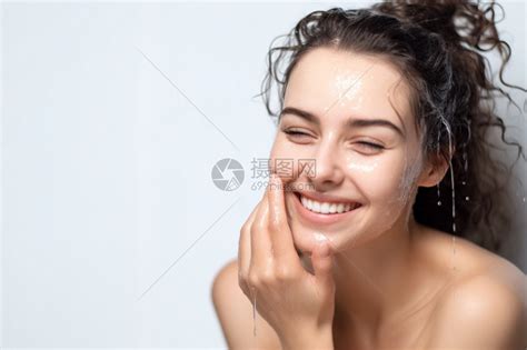 甜美女生洗脸头像图片
