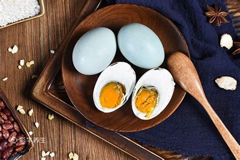 咸鸭蛋的家常7种做法，简单易学！做出来的咸鸭蛋美味极了__财经头条
