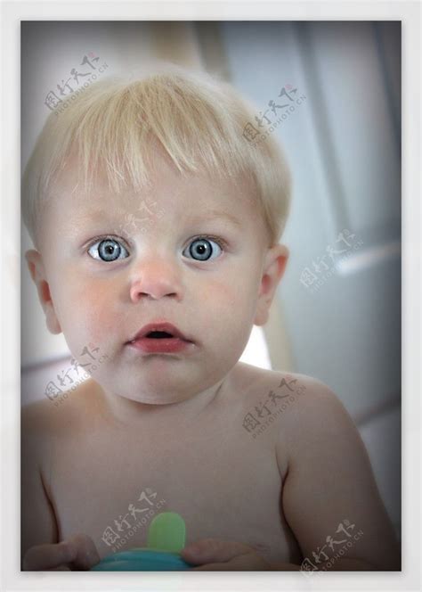 可爱的小男孩在家的肖像高清图片下载-正版图片502570428-摄图网