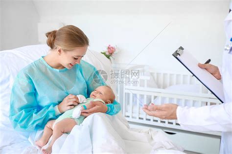 在妇产医院有新生儿和妇产科医生高清图片下载-正版图片503793150-摄图网