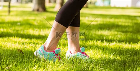 踩在草地上的跑鞋的女人高清摄影大图-千库网