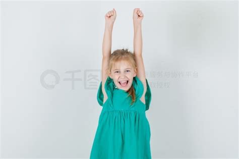 穿绿衣服的小女孩举起双臂，大喊大叫，看上去很高兴产品实拍免费下载_jpg格式_626像素_编号53612375-千图网