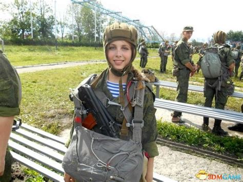 俄罗斯女兵部队亮相红场阅兵式，英姿飒爽充满自信！