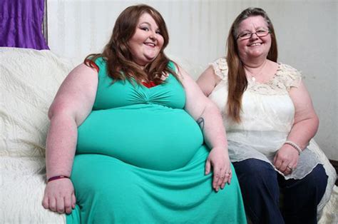 美国400斤重女孩在线表演抖肚子狂吃 7岁体重超百斤_国际新闻_南方网