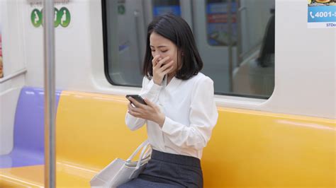 女孩坐地铁玩手机困意袭来mp4格式视频下载_正版视频编号183752-摄图网
