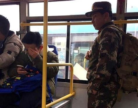 道德绑架？东北一男子在公交车上强制让军人让座！-道德观察-时政要闻-云南民族旅游网