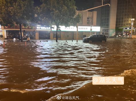 6月18日夜间武汉城区暴雨倾盆，22时部分低洼路段已出现积水_京报网