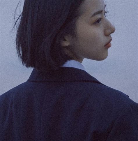 蓝色短发温柔头像女生