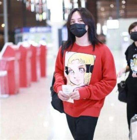 尹正32岁开始留长发, 穿红衣服现身机场, 比郑爽还漂亮