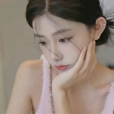 偏复古风头像女生真人