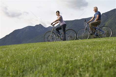男人和女人在背景中骑自行车登山高清图片下载-正版图片321862057-摄图网