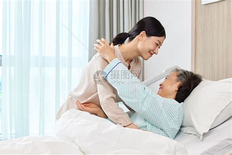 女儿拥抱生病住院的母亲高清图片下载-正版图片502505209-摄图网
