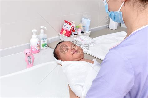 护士怀中睡着的婴儿高清图片下载-正版图片501425163-摄图网