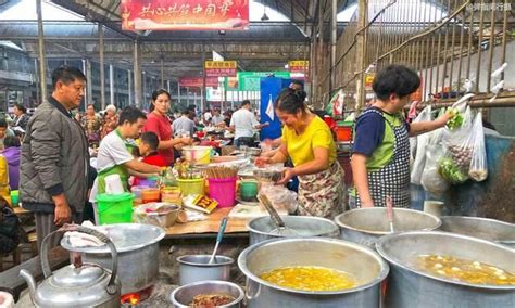 云南最爱吃米线的城市，卖米线“堆成小山”