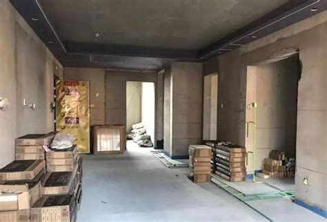 工业瓷砖工人在维修翻新工作中安装地砖高清摄影大图-千库网
