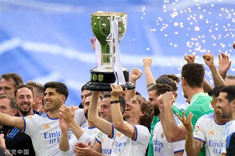 西甲大结局：巴萨时隔4年夺冠！莱万23球拿金靴 西班牙人降级_PP视频体育频道
