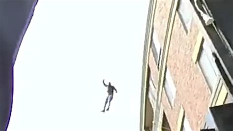 美国一男子为逃避追捕，从五楼一跃而下，撞向低层建筑后坠地被捕_凤凰网资讯_凤凰网