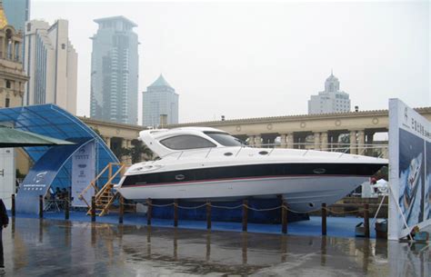 中国首艘全碳纤维游艇亮相上海国际游艇展_海南频道_凤凰网