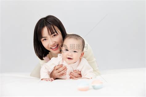 月嫂抱着可爱的婴儿宝宝高清图片下载-正版图片501725335-摄图网