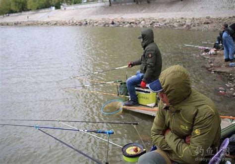 夏季清晨钓鱼，钓位和饵料的选择技巧_钓鱼人必看