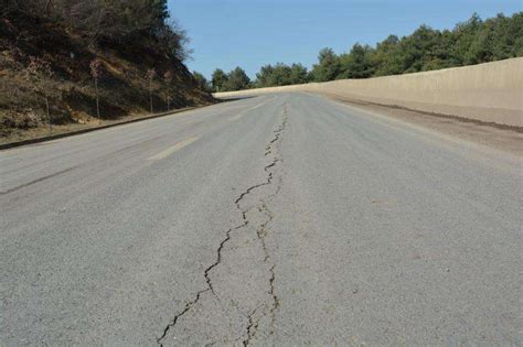 公路养护网：路面工程的主要病害形式_裂缝