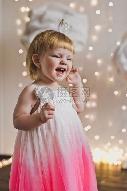 小女孩笑得很开心穿着柔软礼服的快乐孩子在背景灯5430上高清图片下载-正版图片307146370-摄图网