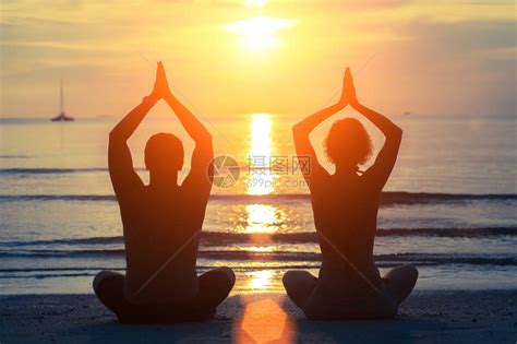 在日落海滩瑜伽和健康上冥高清图片下载-正版图片504984446-摄图网