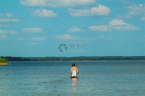 少女小心翼地在水上行走高清图片下载-正版图片507210810-摄图网