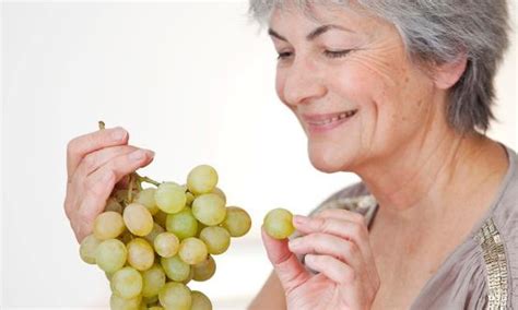 老年人吃水果要有选择地吃 适合冬季老人吃的水果-360常识网