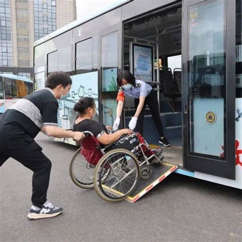 漳州公交司机背老人下车 那一弯腰感动一车乘客 - 综合资讯 - 文明风