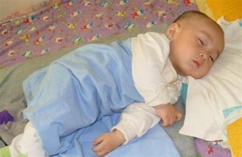 童年、睡眠、放松、家庭、生活方式概念 — 两个 2 岁和 3 岁的小孩穿着白色和米色紧身衣裤，午餐时睡在米色和白色床上，手牵着手俯视。高清摄影 ...