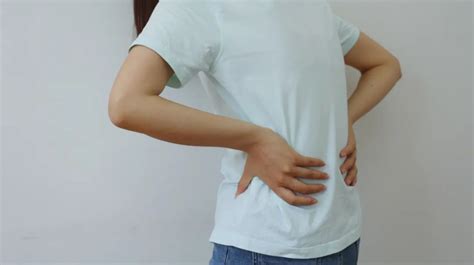 后腰酸痛是怎么回事女性（女性经常感觉腰痛是怎么了？当心是这3个因素在作乱，要警惕） | 说明书网