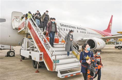 IN视频|湖北复航首个航班今晨襄阳起飞 载152名乘客安全抵深圳_深圳新闻网