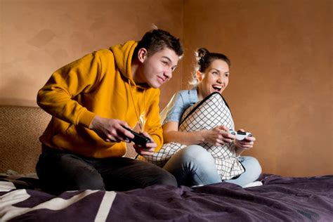 两个人亚洲人相伴青年情侣玩游戏高清图片下载-正版图片501942737-摄图网