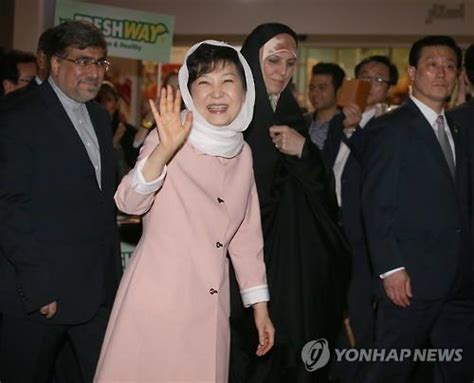 罕见！67岁朴槿惠穿粉色衣服现身医院 被层层围住_手机新浪网