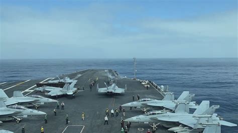 在南中国海进行双航母作战演习的美国海军第5航母打击群（CSG 5）_新浪新闻
