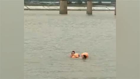 男子为避暑下河里玩耍被困三小时 凉快没图到 人已被晒黢黑_凤凰网视频_凤凰网