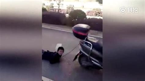 虎妈！男童因偷钱被亲妈绑摩托车上拖行 母亲：为吓唬孩子_手机新浪网