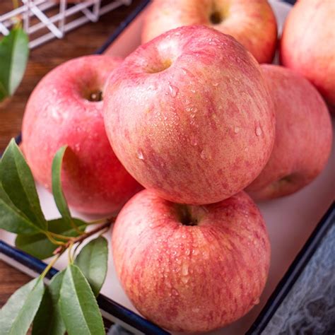 新鲜红富士苹果水果脆甜生鲜苹果带箱10斤中果