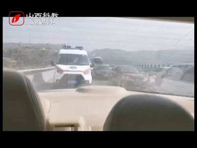 科教频道｜山西高速：警车开道护送救护车，车窗伸出一个大拇指