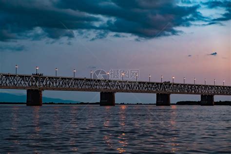日落时在阿穆尔河上桥俄罗斯高清图片下载-正版图片506161009-摄图网