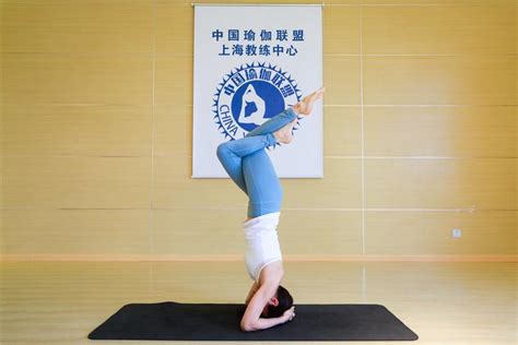 复旦江湾校区女教师体验伸展共享瑜伽的曼妙