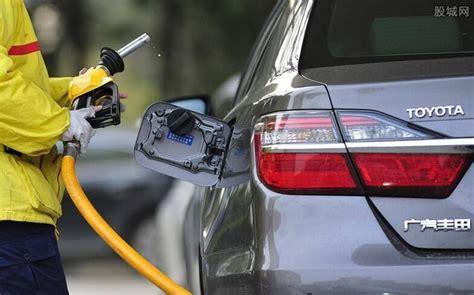 热点 _ 国内成品油价格按机制下调 国内汽、柴油价格每吨分别降低375元和365元
