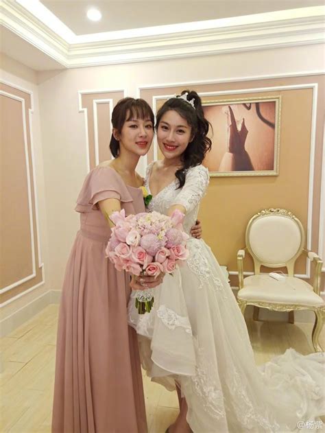 杨紫参加闺蜜婚礼收捧花 感谢十年青春彼此陪伴-新闻中心-温州网